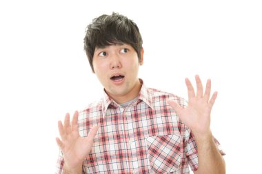 Şaşırmış Asyalı adam