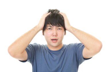 Hayal kırıklığına uğramış Asyalı adam