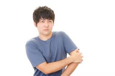Kol ağrısı olan bir adam.