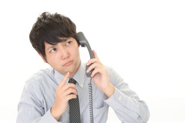 Telefonu olan bir iş adamı.