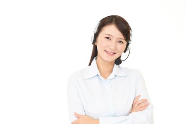 gülümseyen çağrı merkezi operatörü