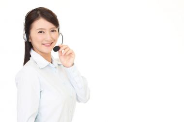 gülümseyen çağrı merkezi operatörü