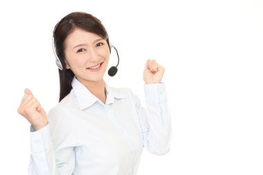 gülümseyen çağrı merkezi operatörü