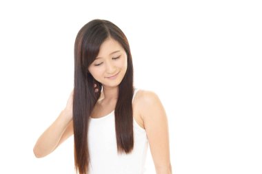 Gülümseyen güzel genç kadın.