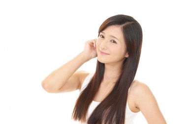 Gülümseyen güzel genç kadın.