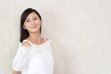 Gülümseyen genç kadın