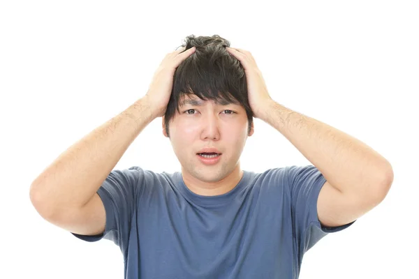 Hayal kırıklığına uğramış Asyalı adam