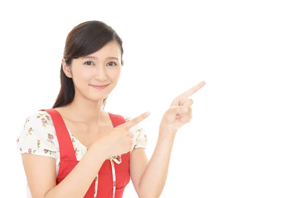 Улыбающаяся азиатская домохозяйка — стоковое фото