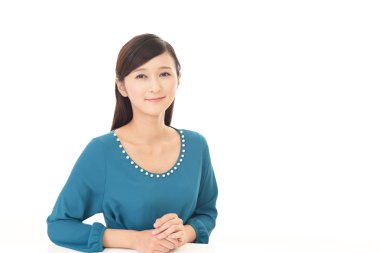 Gülümseyen genç kadın