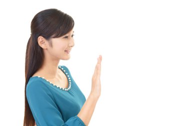 Gülümseyen genç kadın