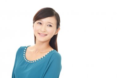 Gülümseyen genç kadın