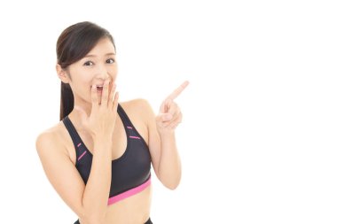 Gülümseyen genç kadın