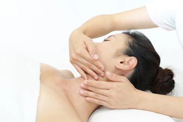 Mujer recibiendo un masaje facial —  Fotos de Stock