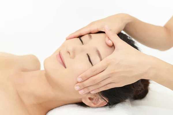 Mujer recibiendo un masaje facial — Foto de Stock