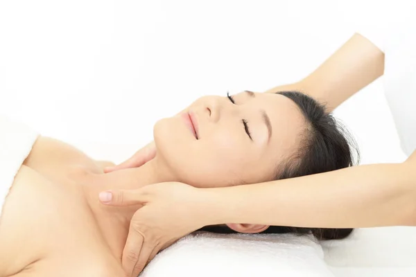 Mujer joven recibiendo un masaje en un spa — Foto de Stock