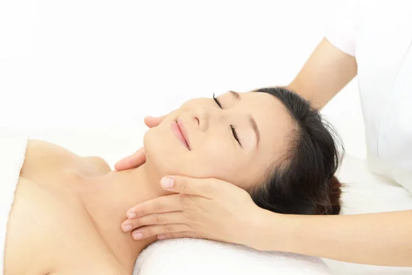Mulher recebendo uma massagem facial — Fotografia de Stock