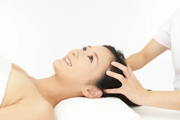 Woman in spa salon receives head massage — Stock Photo, Image