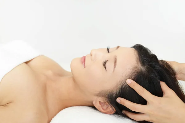 Mulher no salão de spa recebe massagem na cabeça — Fotografia de Stock