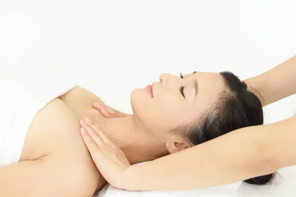 Młoda kobieta robi sobie masaż w spa — Zdjęcie stockowe