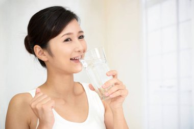 Bir bardak su içen kadın.