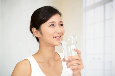 Bir bardak su içen kadın.