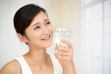 Bir bardak su içen kadın.