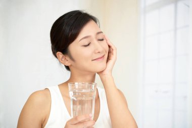 Bir bardak su içen kadın.