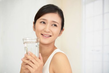 Bir bardak su içen kadın.