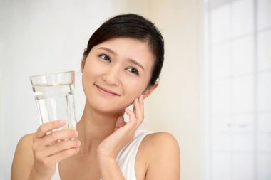 Bir bardak su içen kadın.