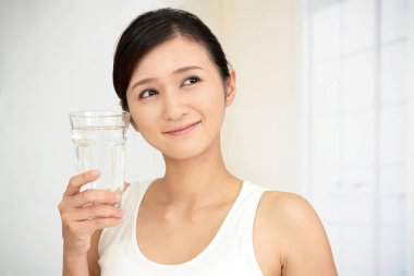 Bir bardak su içen kadın.