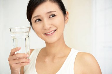 Bir bardak su içen kadın.