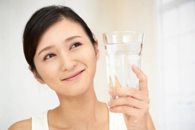 Bir bardak su içen kadın.