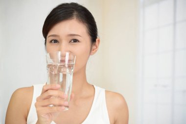 Bir bardak su içen kadın.