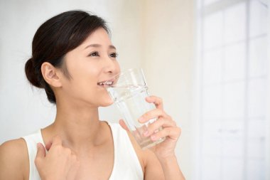 Bir bardak su içen kadın.