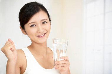 Bir bardak su içen kadın.