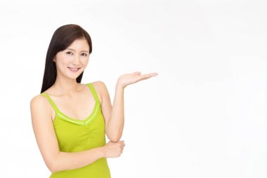 Gülümseyen genç kadın