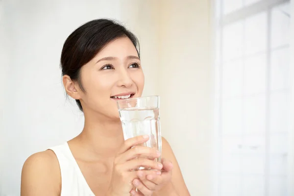 Wanita minum segelas air — Stok Foto