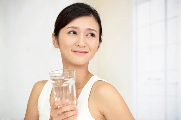 Vrouw die een glas water drinkt — Stockfoto