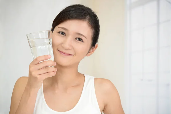 Vrouw die een glas water drinkt — Stockfoto