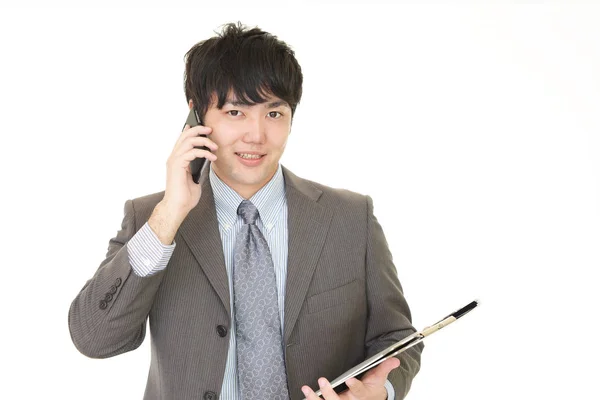 Empresario sosteniendo un teléfono inteligente — Foto de Stock