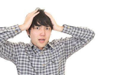 Hayal kırıklığına uğramış Asyalı adam