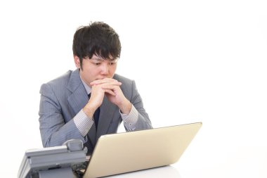 İş adamı dizüstü bilgisayar kullanıyor.