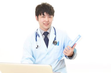 Dizüstü bilgisayar üzerinde çalışan doktor