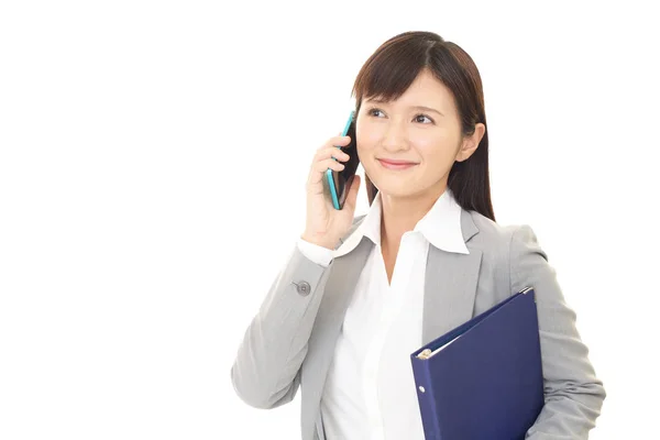 Mujer de negocios con un teléfono inteligente — Foto de Stock