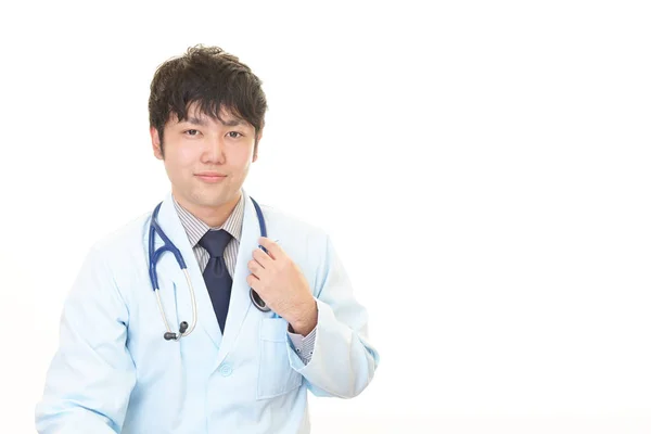 Lächelnder asiatischer Arzt — Stockfoto