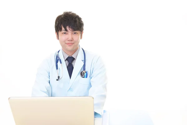 Doctor trabajando en computadora portátil — Foto de Stock