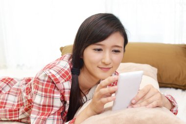 bir akıllı telefon olan kadın