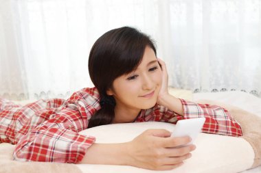 bir akıllı telefon olan kadın