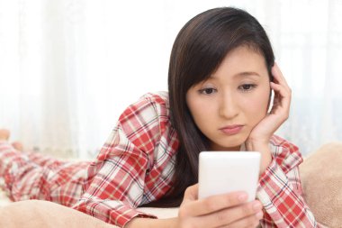 bir akıllı telefon olan kadın