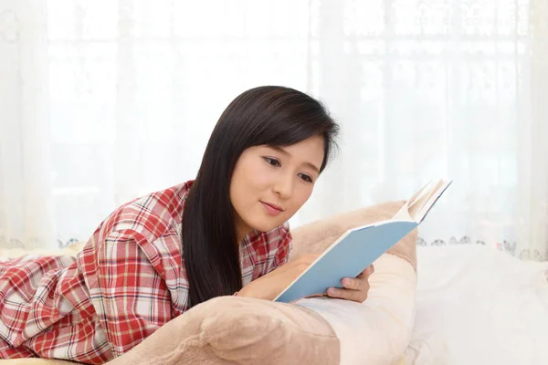 Žena čte knihu — Stock fotografie